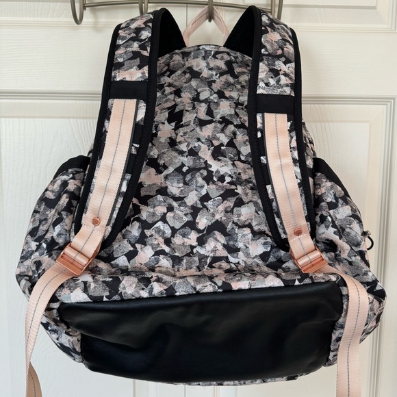 Rare Lululemon Travelling Yogini Rucksack in Mystic Jungle - Picture 3 of 10